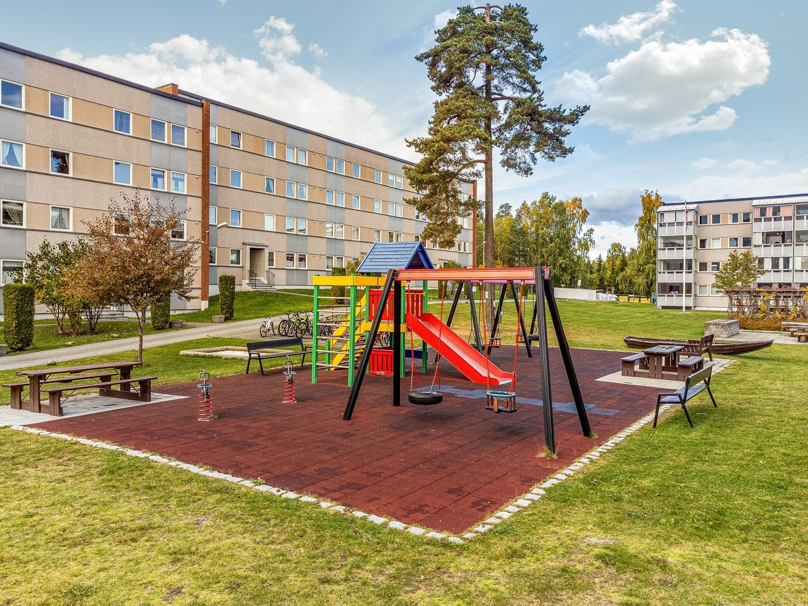 Blokken ligger i et rolig og barnevennlig bomiljø, med lite trafikk på internveier og godt med rekreasjonsmuligheter for store og små. Galleribilde