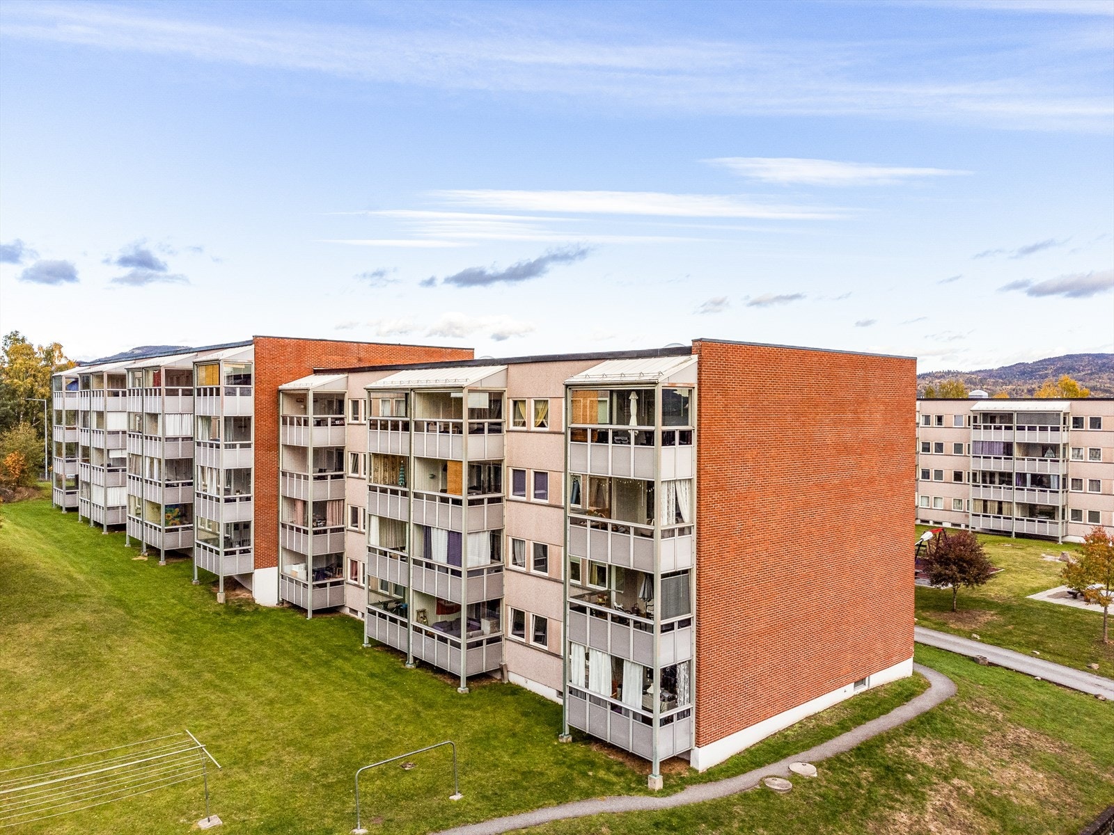2-roms andelsleilighet med sentral beliggenhet, i et hyggelig og godt etablert boligområde på Gulset. Leiligheten ligger fint til i 2. etasje, med god planløsning og innglasset balkong mot sydøst. Galleribilde