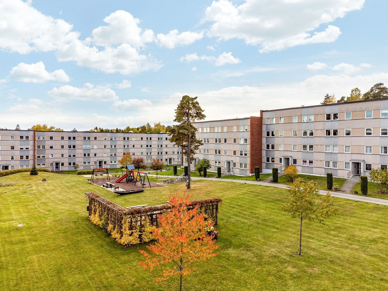 Øvre Maihaugen 3B ligger fint og sentralt til i et hyggelig og godt etablert boligområde på Gulset i Skien. Galleribilde