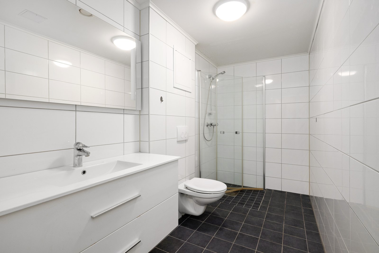 Flislagt baderom av god størrelse. Bad samt ventilasjonsanlegg er oppgradert i regi av borettslaget i 2024. Det må påregnes økt fellesgjeld og felleskostnader. Galleribilde