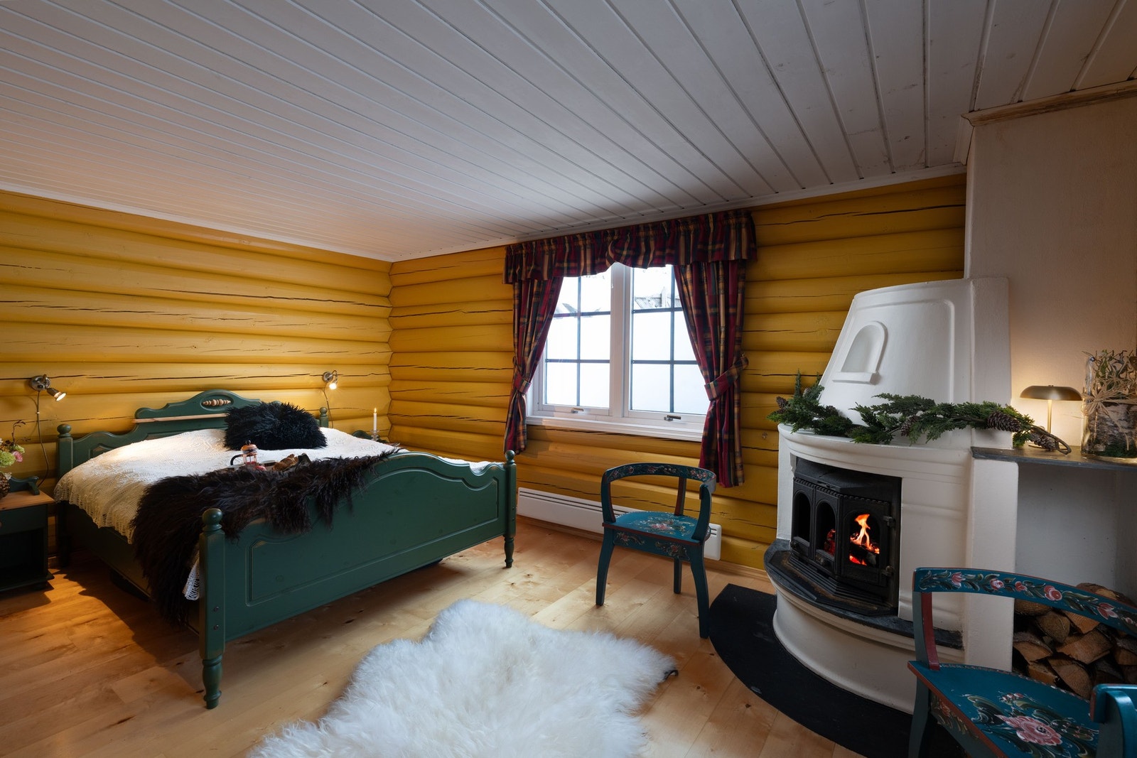 Hovedsoverom med peis som gjør rommet ekstra sjarmerende. Galleribilde