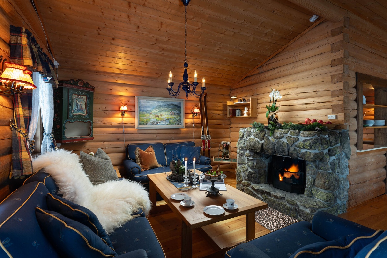 Forblendet steinpeis i stua - et koselig midtpunkt som sprer varme og hygge. Galleribilde