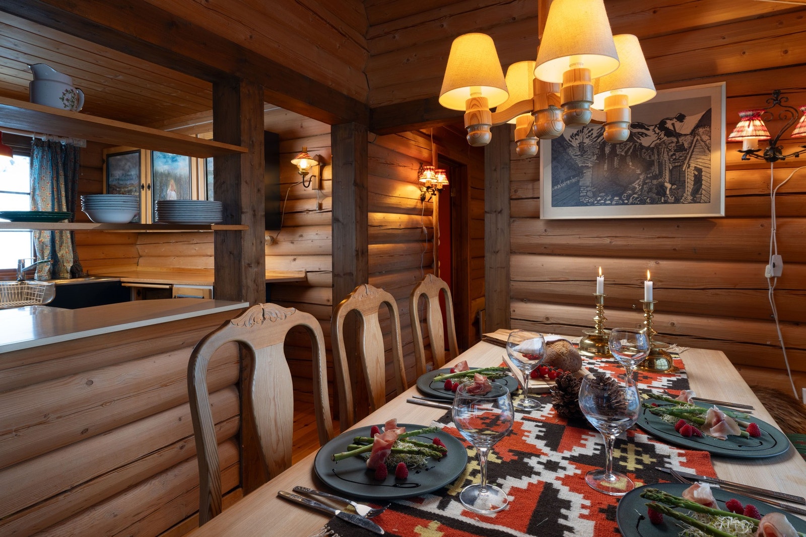 Spiseplass med delvis åpen løsning mot kjøkkenet for en sosial samlingsplass. Galleribilde