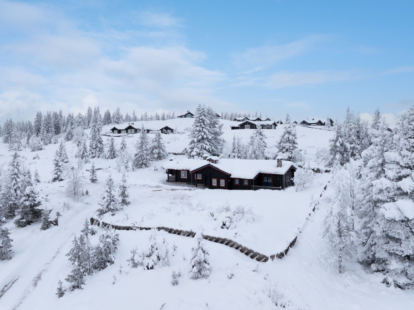Romslig, inngjerdet tomt med god plass til lek og uteaktiviteter. Galleribilde