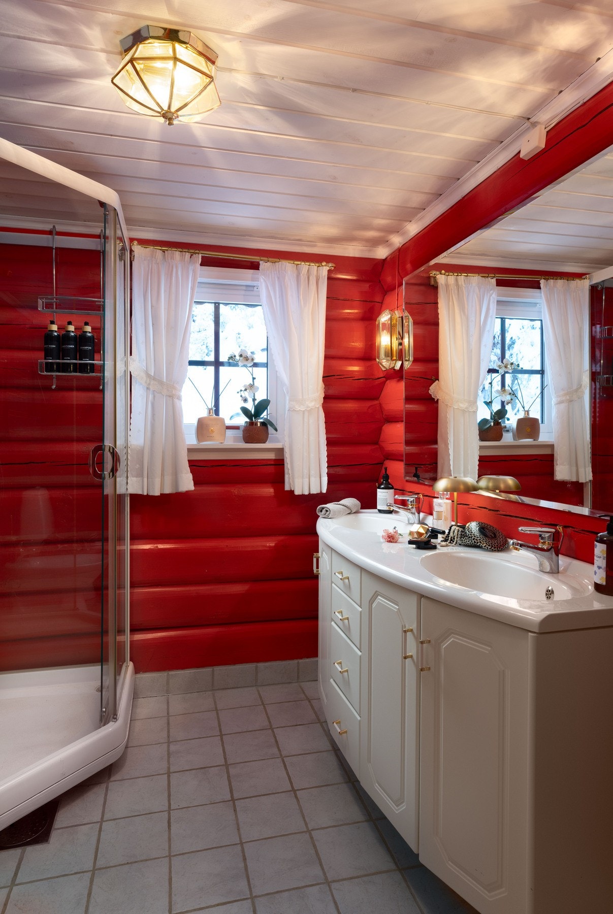 Badet er utstyrt med dusjkabinett, toalett, bidé og innredning med to servanter. Galleribilde