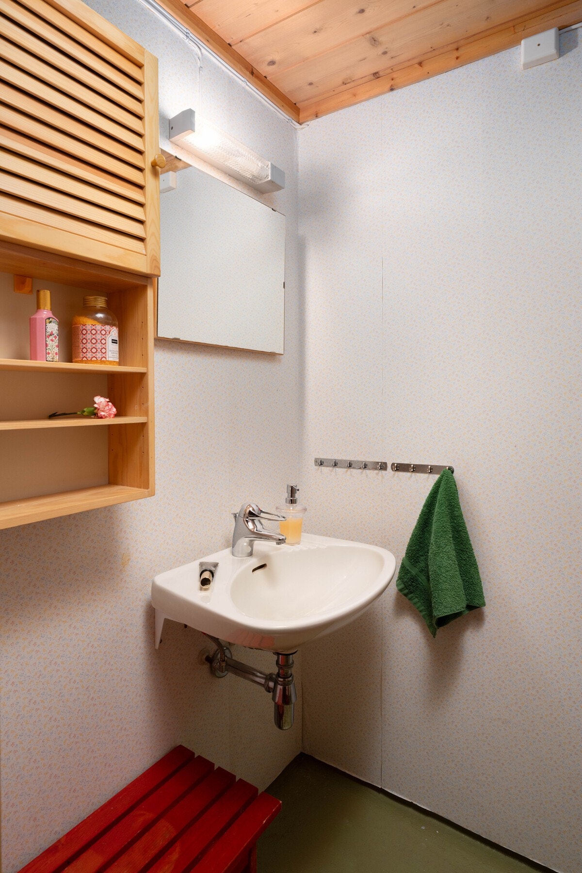 Badet i hyttas opprinnelige del har behandlet betonggulv, servant og dusjnisje. Galleribilde