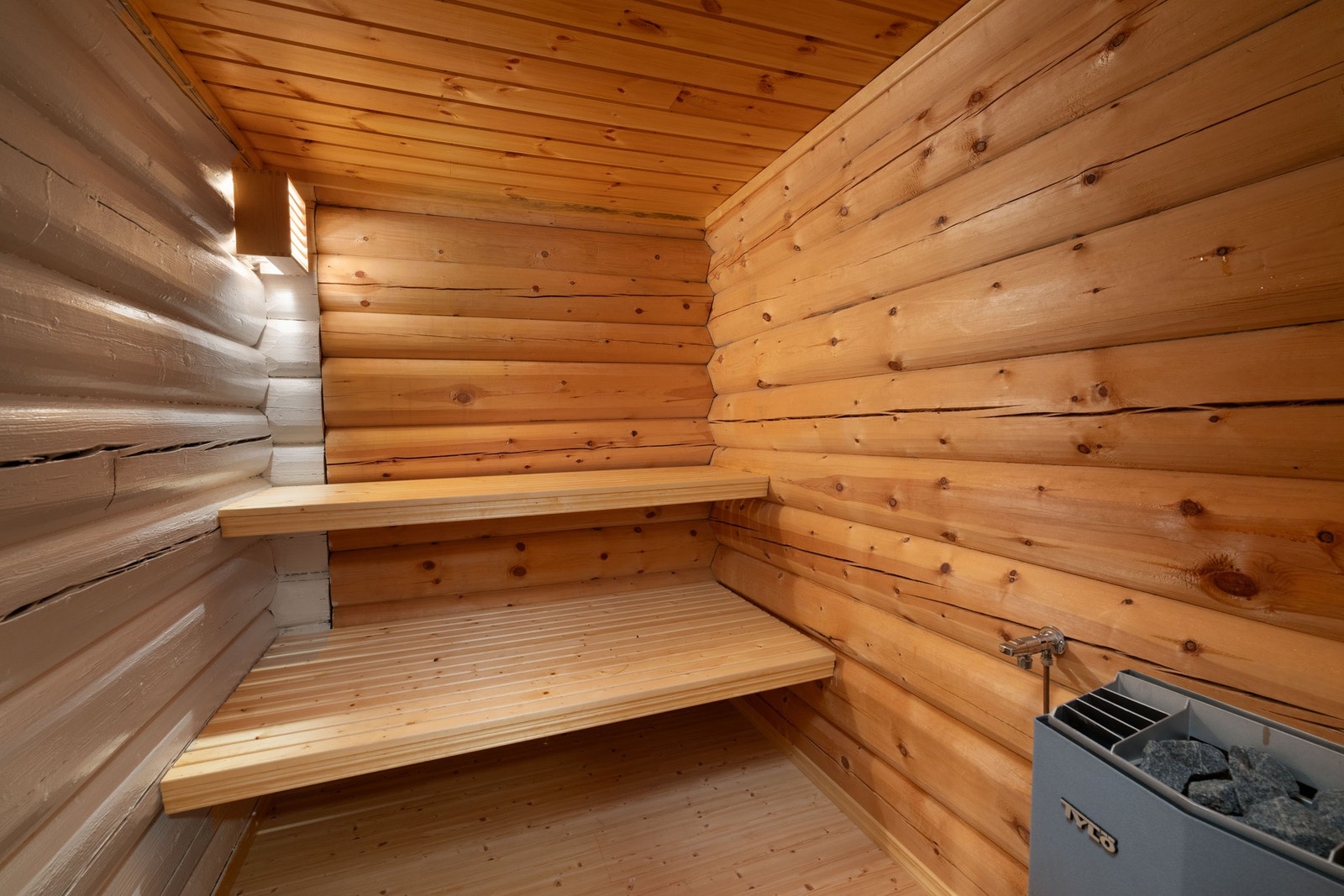 Egen badstue med sitteplasser i to nivåer - et herlig rom for avslapning og velvære. Galleribilde