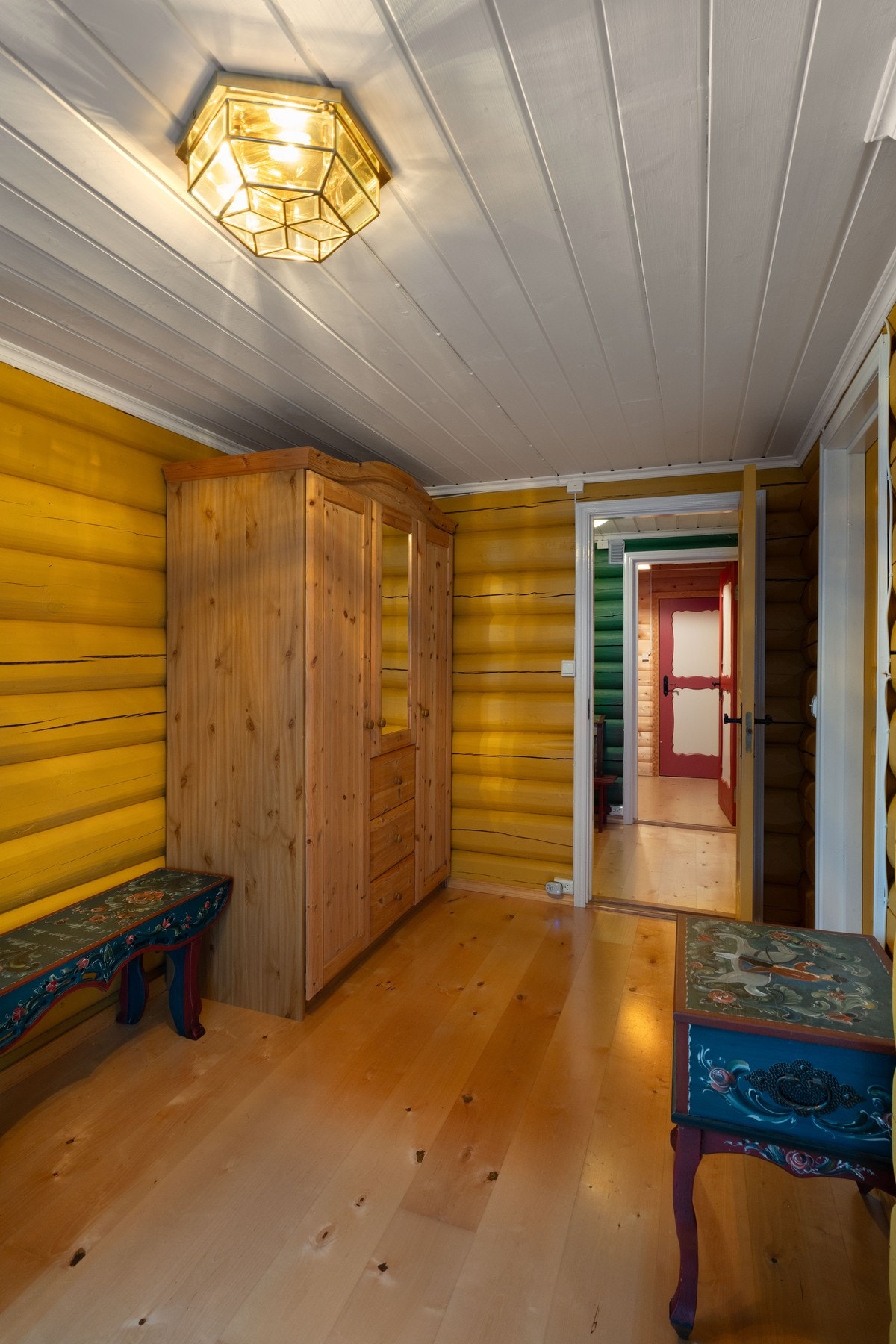 God plass til garderobe og oppbevaring på hovedsoverommet. Galleribilde