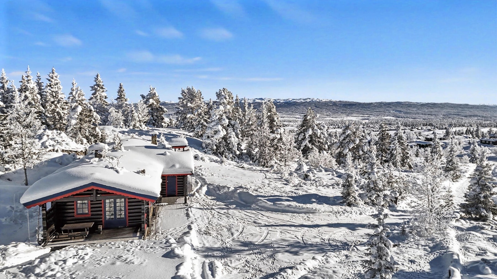 Eiendommen ligger usjenert til med nydelig utsikt og gode solforhold. Galleribilde