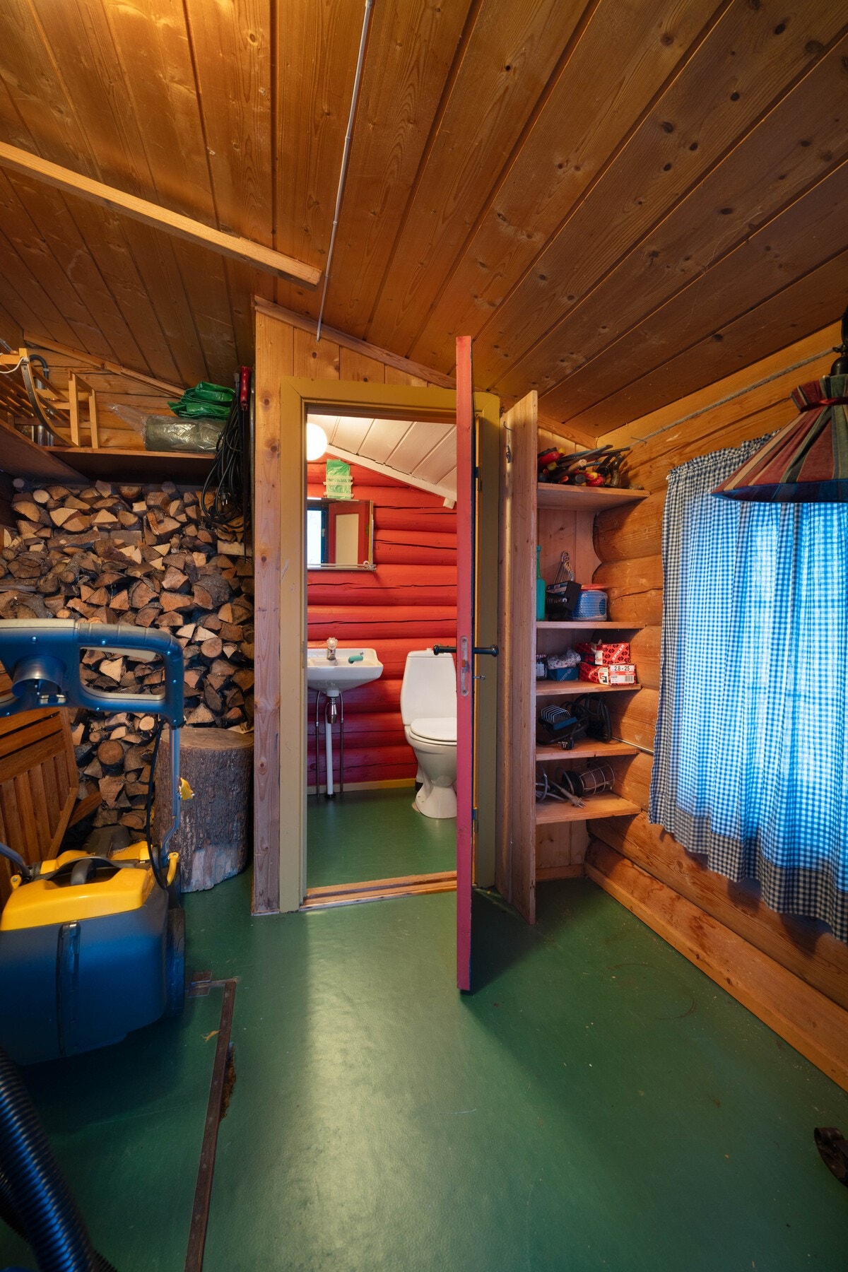 Toalettrommet er plassert inne i en utvendig bod, og er utstyrt med servant og gulvmontert toalett. Galleribilde