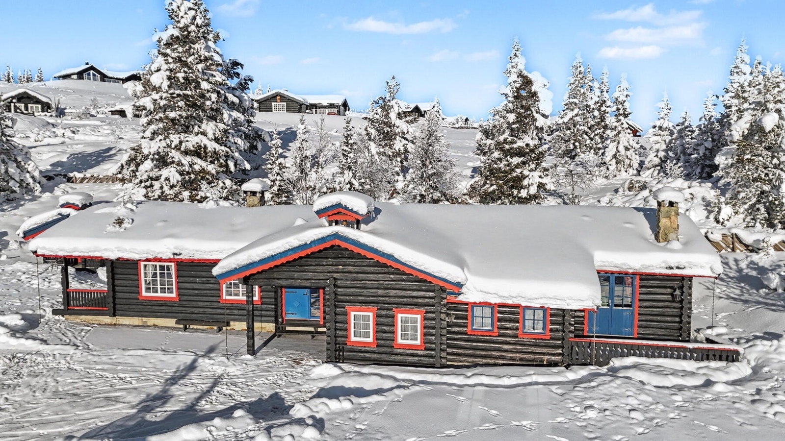 Tradisjonell laftet tømmerhytte fra 1972 med tilbygg fra 1996. Galleribilde