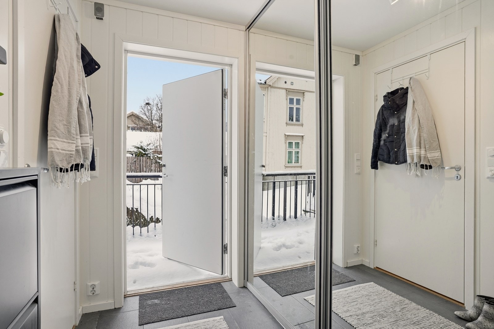 Lys flislagt entré med god plass til å henge ifra seg yttertøyet og til å sette fra seg sko. Galleribilde