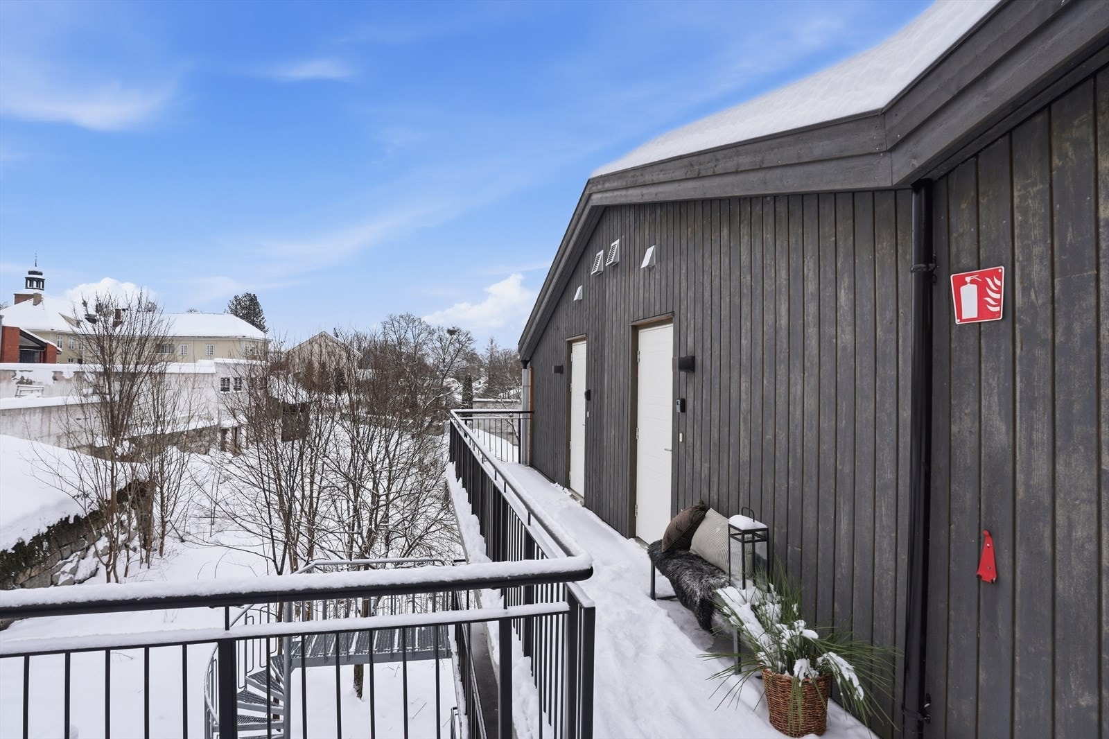 Leiligheten holder en gjennomgående god standard, og inneholder entré, stue, kjøkken, bad/vaskerom og soverom. I tillegg til en hyggelig balkong. Galleribilde