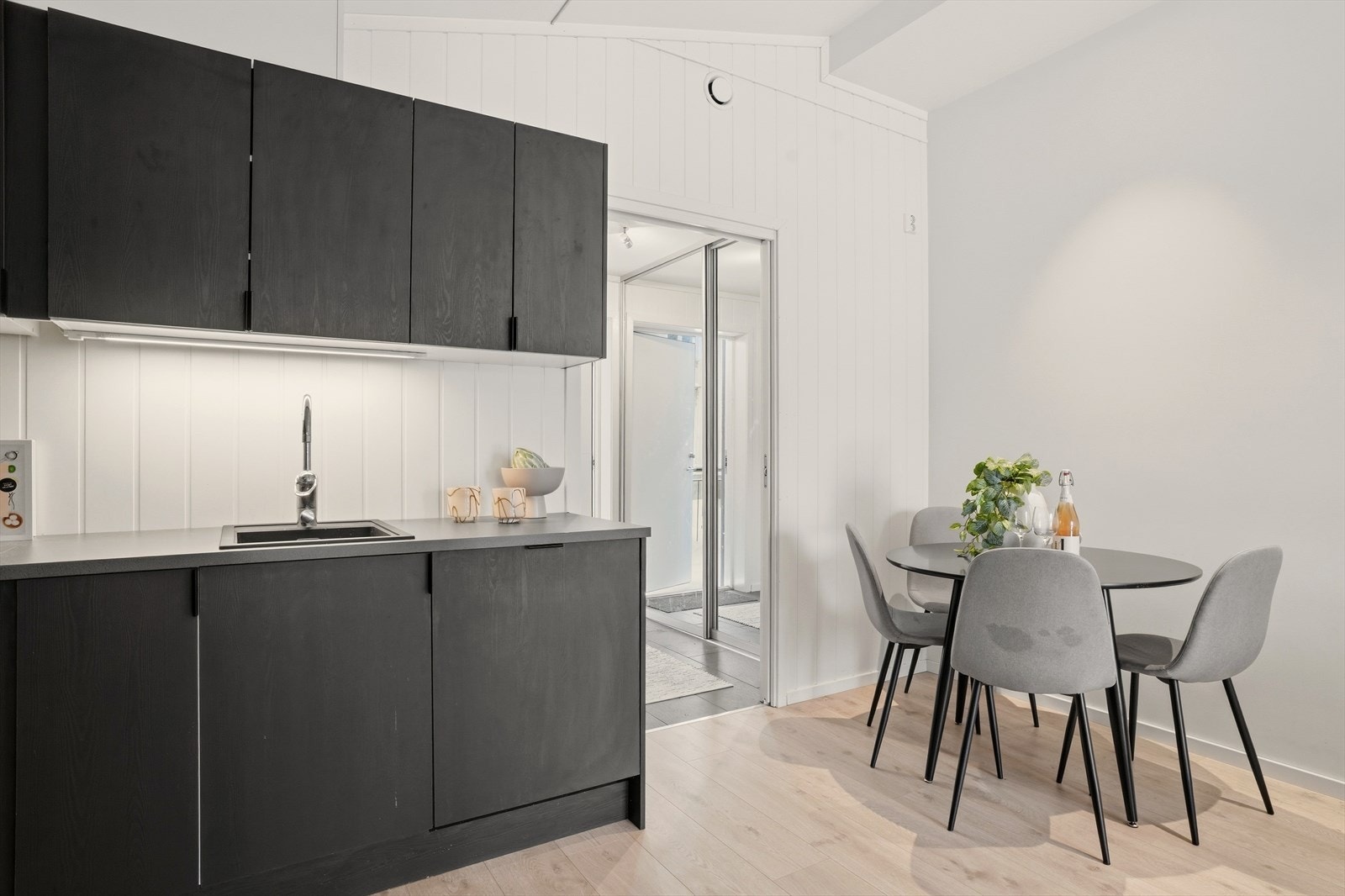 Kjøkkenet fremstår som moderne og funksjonelt, med en stilren utførelse fra 2020. Galleribilde