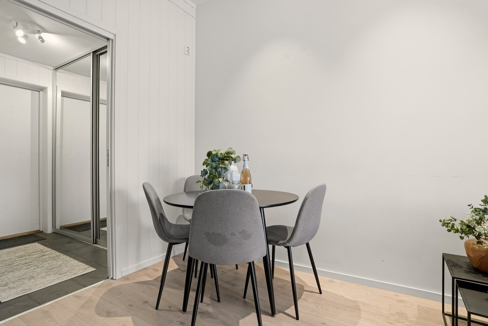 Det er rom for en spisegruppe i hjørnet mellom kjøkken og sofakroken. Galleribilde