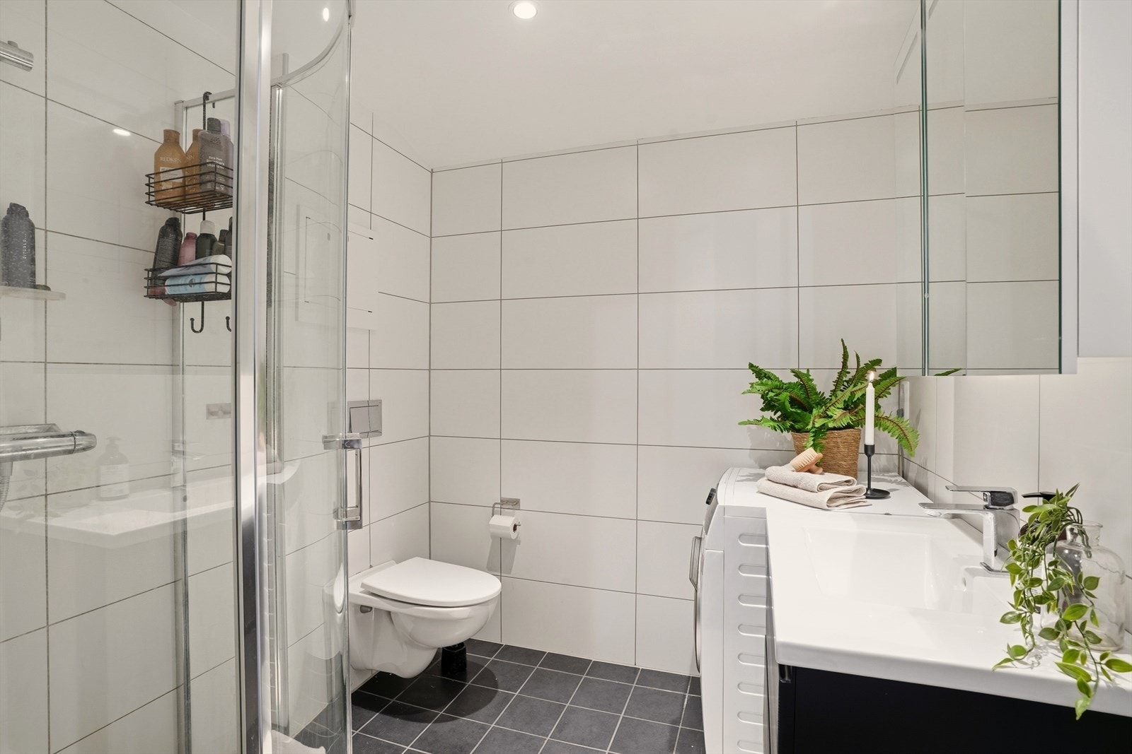 Delikat baderom med varmekabler i gulv. Galleribilde