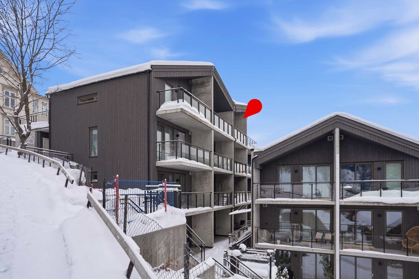 Eiendomsmegler Lars Bredeveien presenterer en nyere toppleilighet i Hyttegata, en kort spasertur fra Kongsberg sentrum. Velkommen til Hyttegata 30C! Fotograf: Arild Brun Kjeldaas. Galleribilde