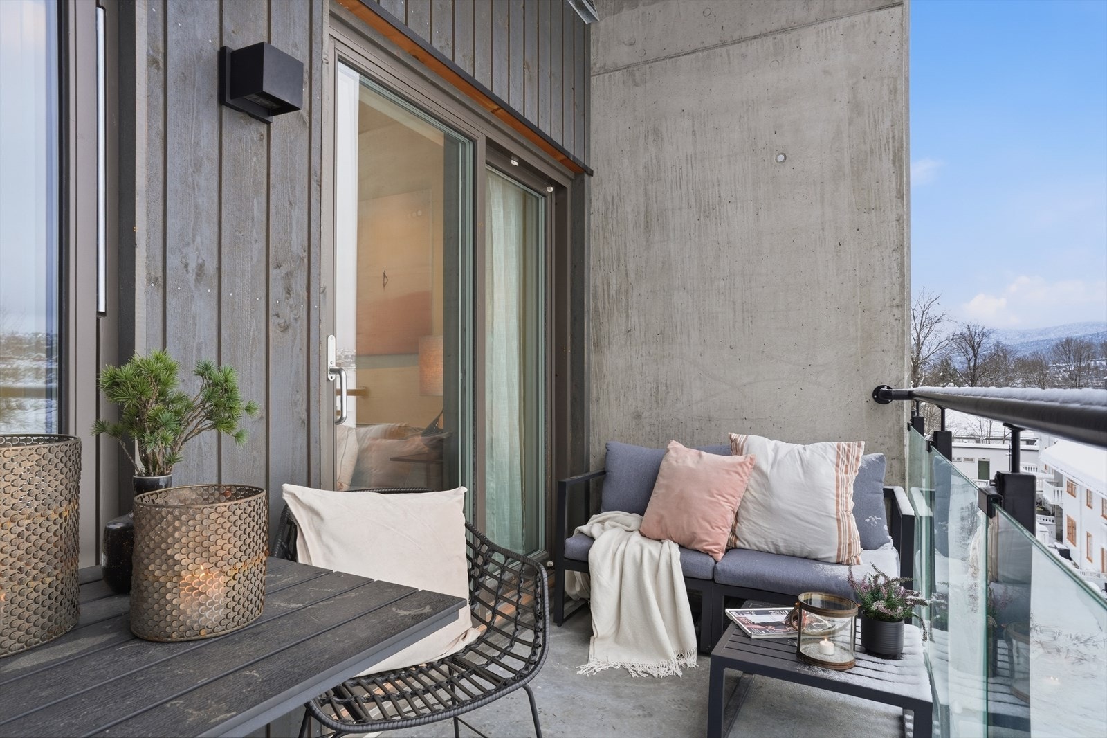 Fra stuen er det direkte utgang til boligens balkong. Galleribilde