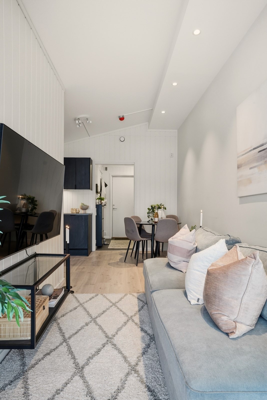 Rommet er smart utformet med gode møbleringsmuligheter, der fargevalg og materialbruk skaper en behagelig og harmonisk atmosfære. Galleribilde