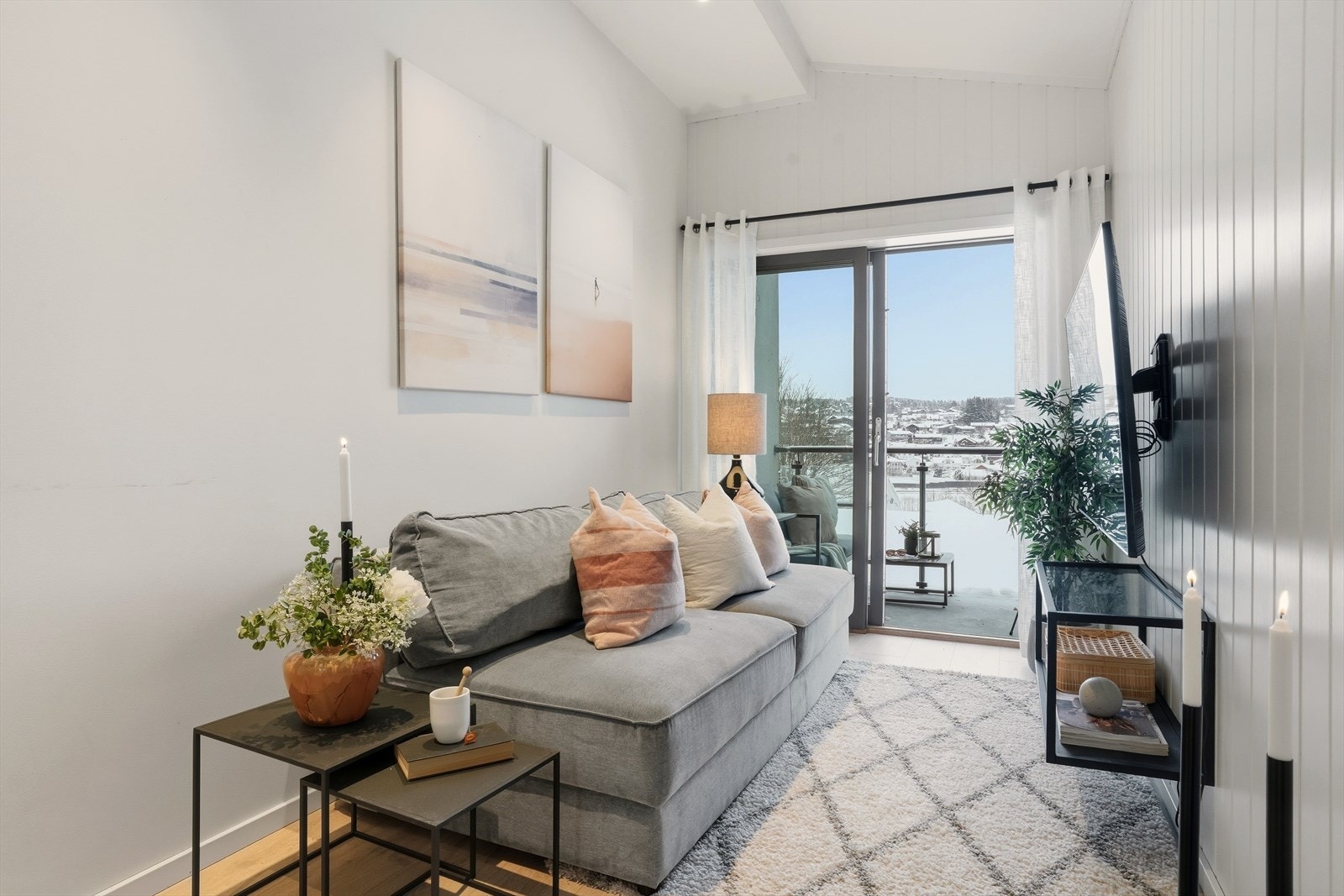 Stuen fremstår som et innbydende og arealeffektivt oppholdsrom, oppgradert med moderne standard fra 2020. Galleribilde