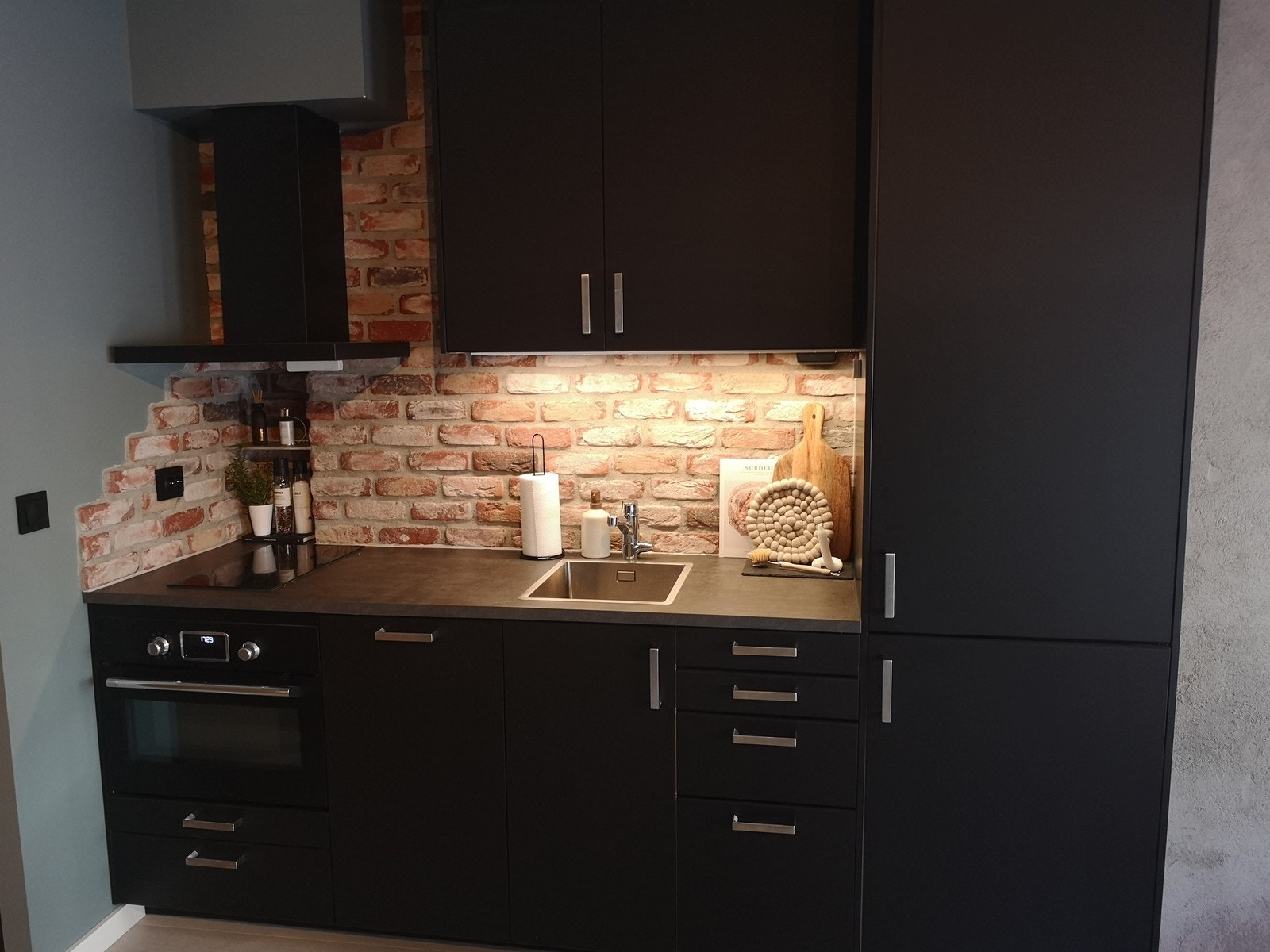 Kjøkken med integrerte hvitevarer Galleribilde