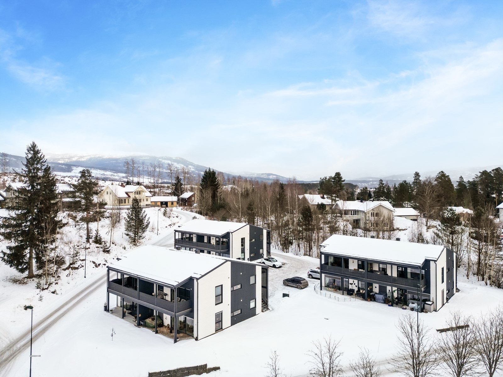 Borettslaget ligger fint til ved Nordbøåsen, et attraktivt og barnevennlig boligområde som er i stadig utvikling. Borettslaget ligger ca. 3,5 km vest for Bø sentrum i retning Seljord, med ca. 1,6 km ned til RV 36. Galleribilde