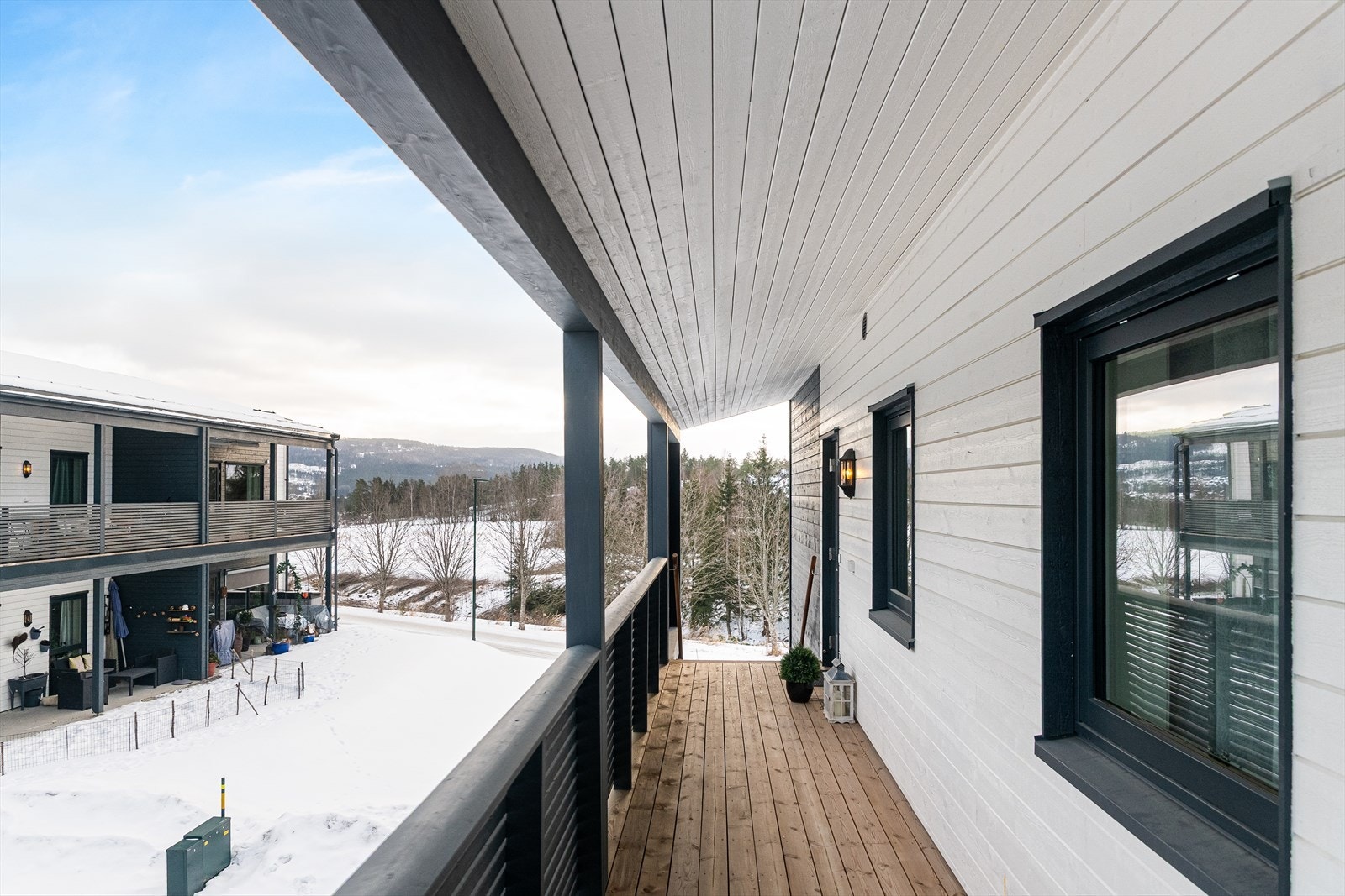 Leiligheten har utvendig adkomst fra gårdsplassen med felles overbygget svalgang for denne etasjen. Galleribilde