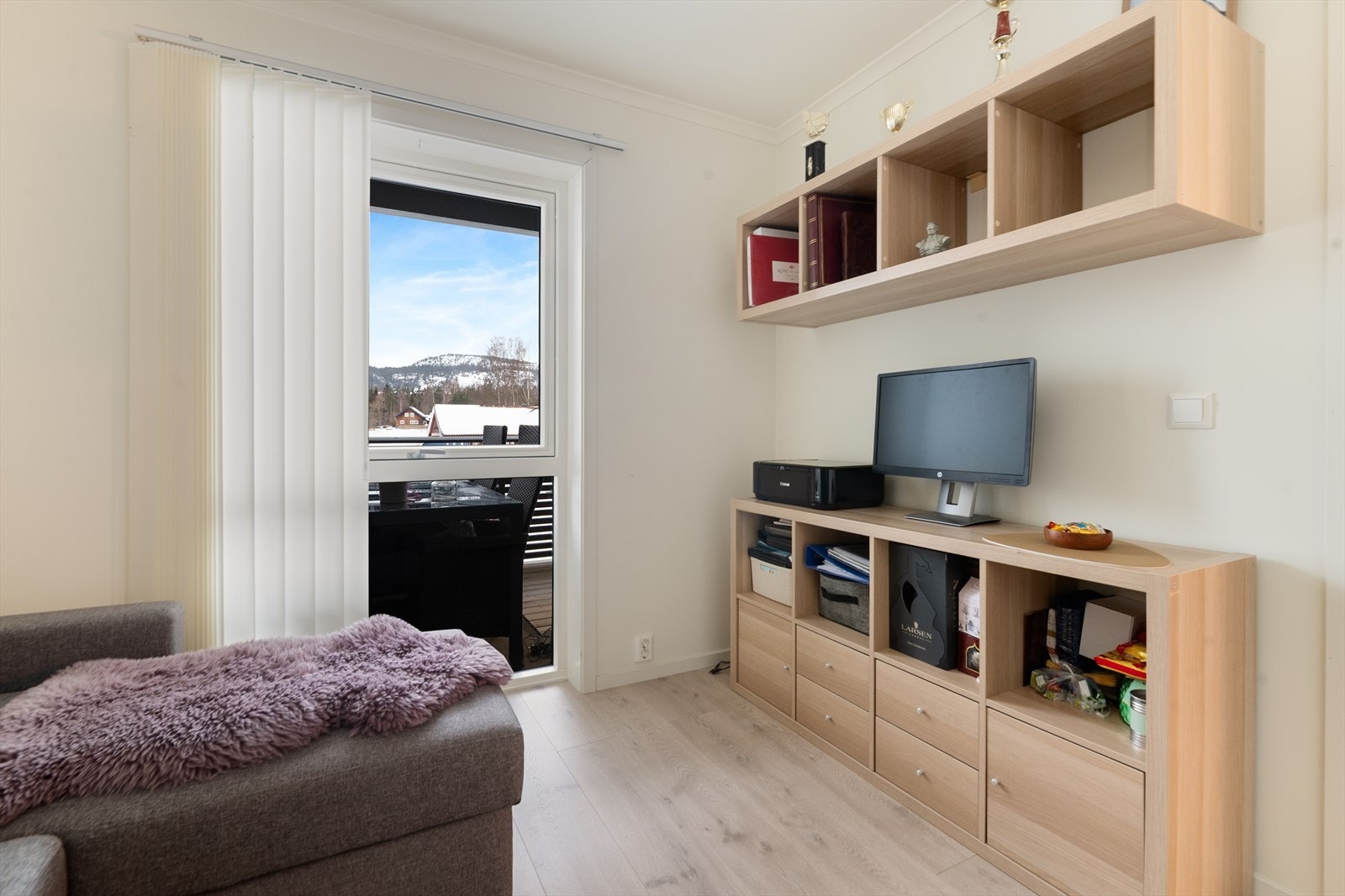 Soverommet inntil stua benyttes i dag som en ekstra stue. Galleribilde