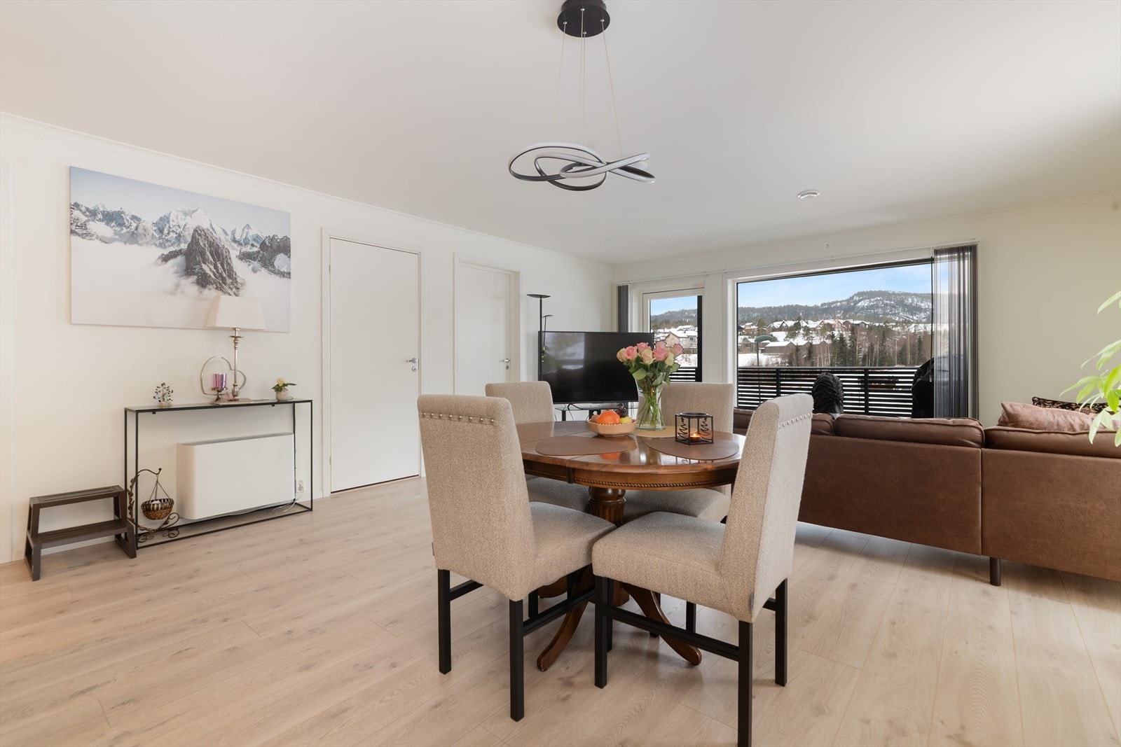 Det er installert varmepumpe for en jevn og behagelig varme. Det er også installert kabel-tv og bredbånd som er inkludert i de oppgitte felleskostnadene. Galleribilde