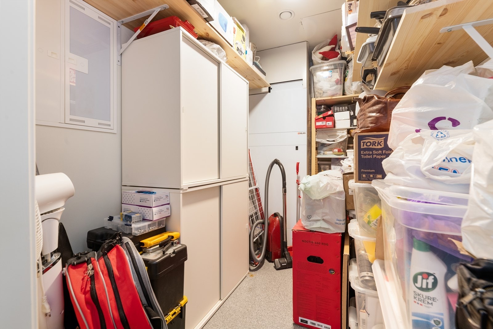 Innvendig bod kombinert med teknisk rom har gode lagringsmuligheter på fastmonterte hyller. Enhet til varmepumpe er plassert i bod, samt ventilasjon med varmegjenvinner og varme anlegg. Galleribilde