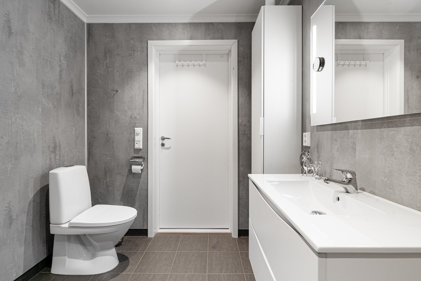 På veggoverflatene er det baderomsplater, og det er down-light belysning i taket. Galleribilde