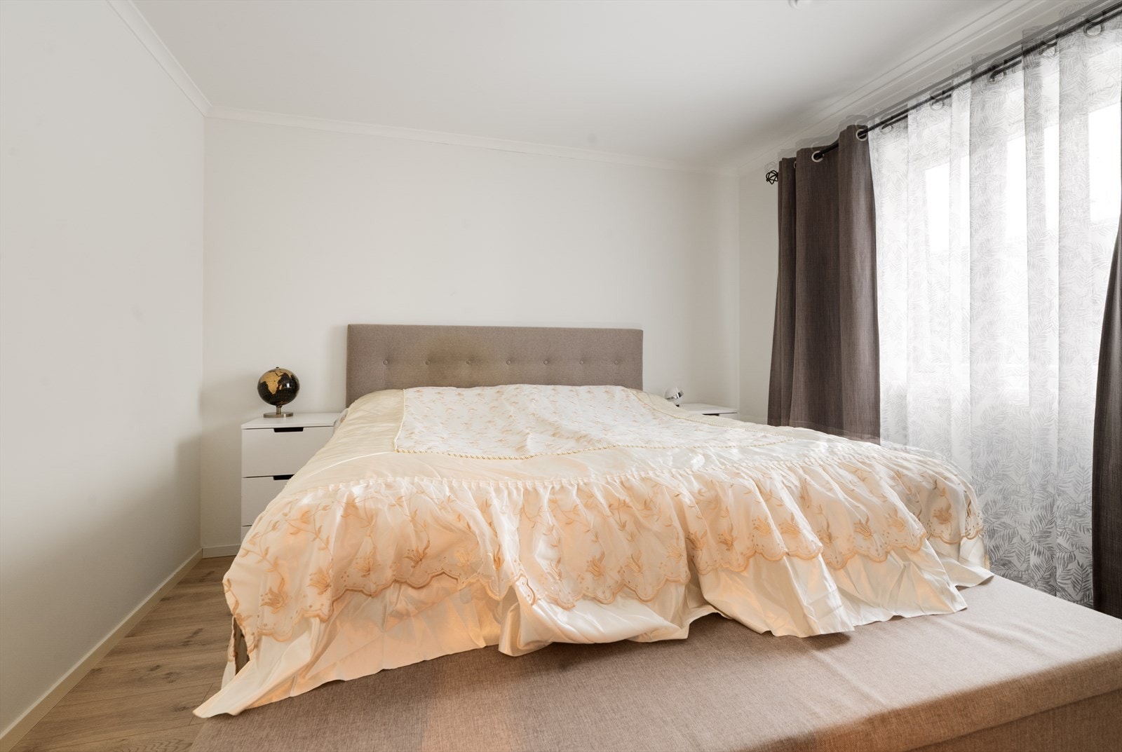 Leiligheten har tre gode soverom, et som ligger ved stua og to med adkomst fra gangen. Galleribilde