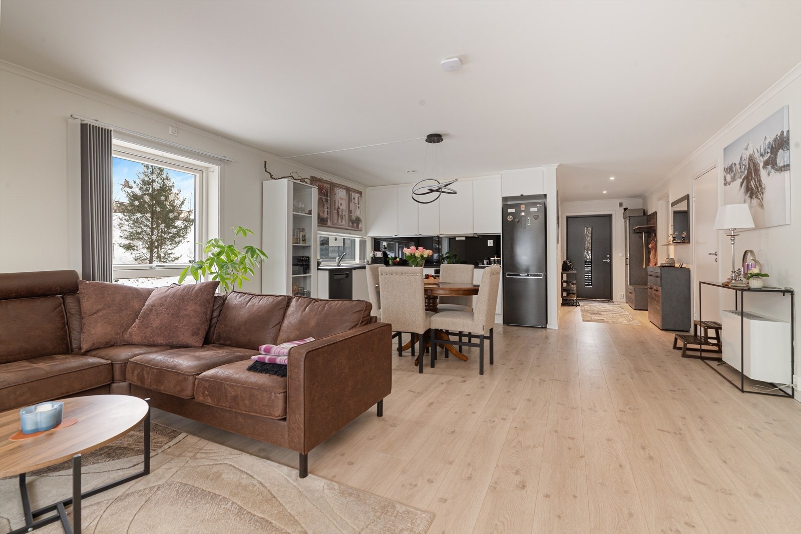 Leiligheten har gjennomgående parkettgulv og lysmalte veggoverflater, samt stue og kjøkken i åpen løsning. Galleribilde