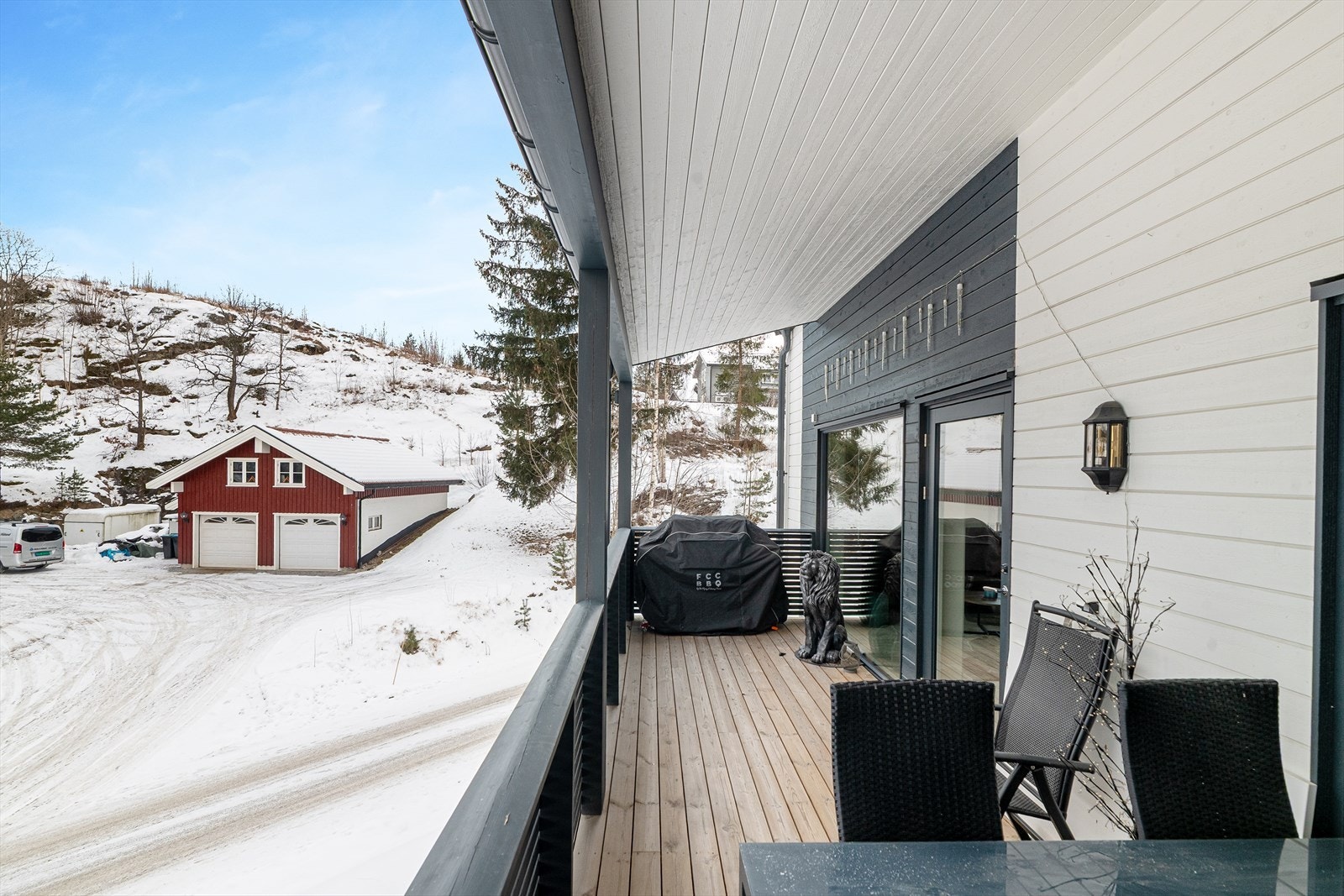 Leiligheten har en koselig, overbygget veranda på ca. 14 m2 med god plass til utemøblement, grill og blomster. Galleribilde