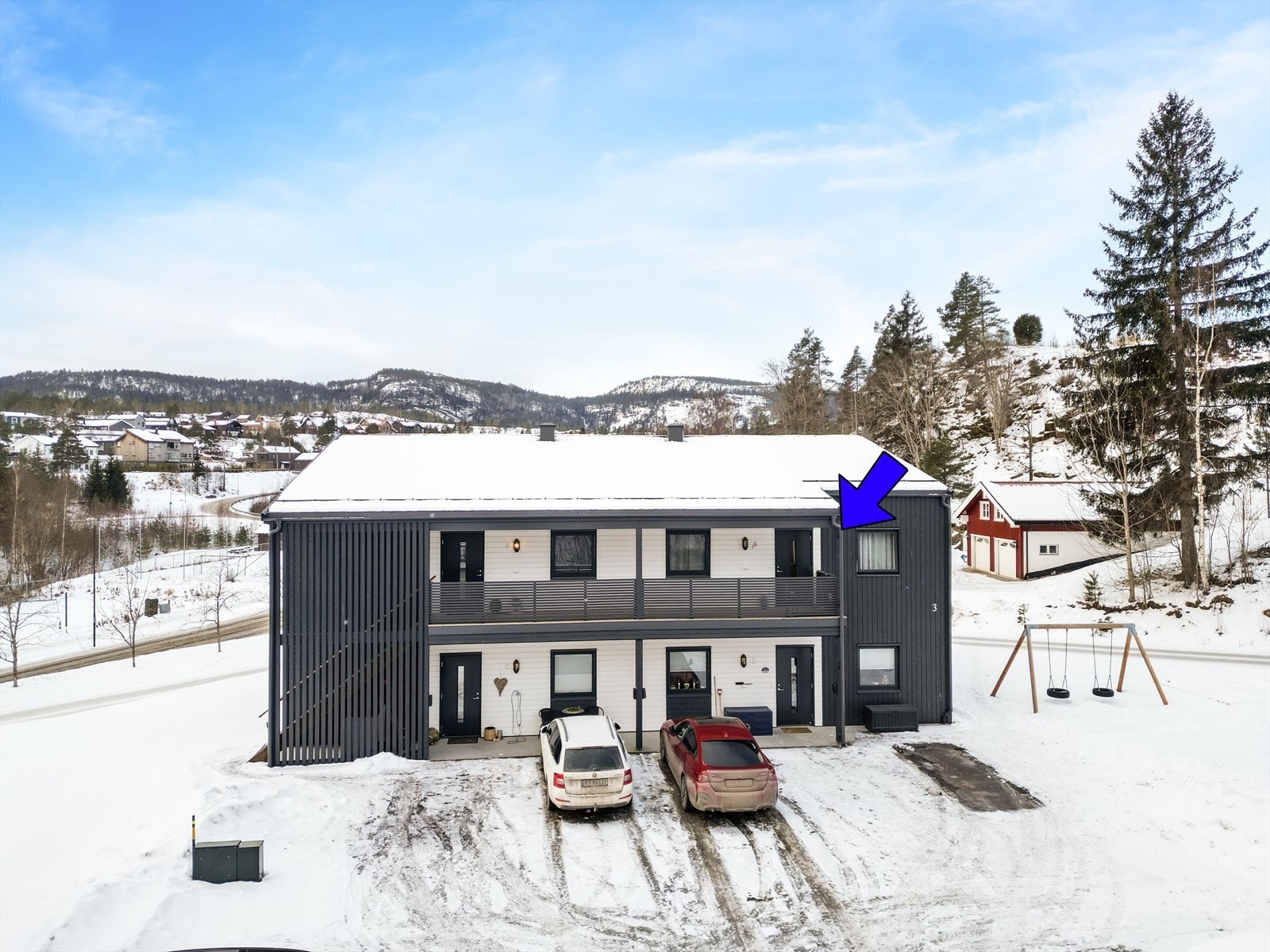 4-mannsboligen har parkering i front av boligen, med en plass til hver leilighet. På parkering tilhørende denne leiligheten ble det i 2023 etablert ladeboks til el-bil. Galleribilde