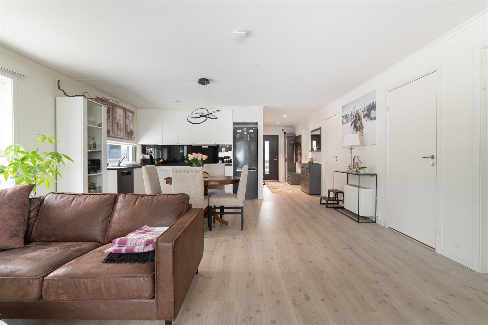 Nyere 4-roms med delikate og praktiske materialvalg. Fin utsikt, gode solforhold og fine turområder rett utenfor døra! Galleribilde