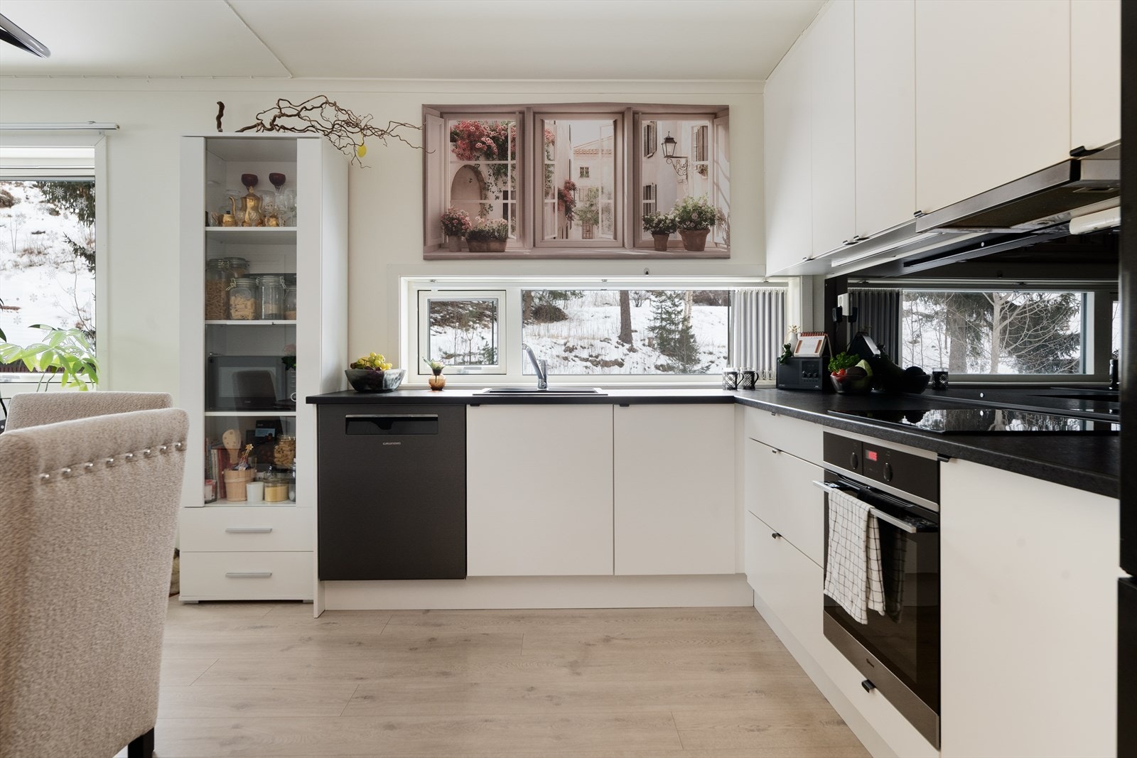 Gode arbeidsflater på laminert benkeplater, hvor vindu over benken gir godt arbeidslys på kjøkkenet. Også her er det lameller som skjermer for sol og innsyn ved behov. Galleribilde