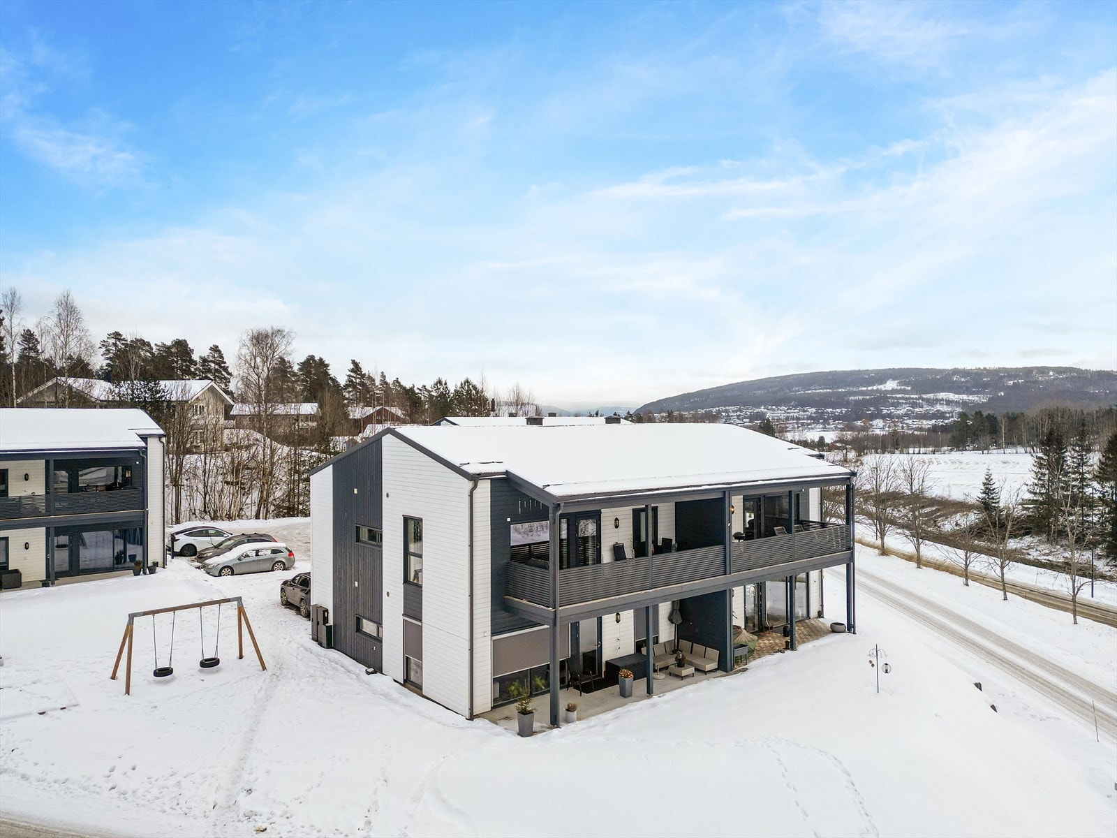 Tomta er pent opparbeidet med plenarealer og beplantning, samt asfalterte internveier og parkeringsplasser. Galleribilde