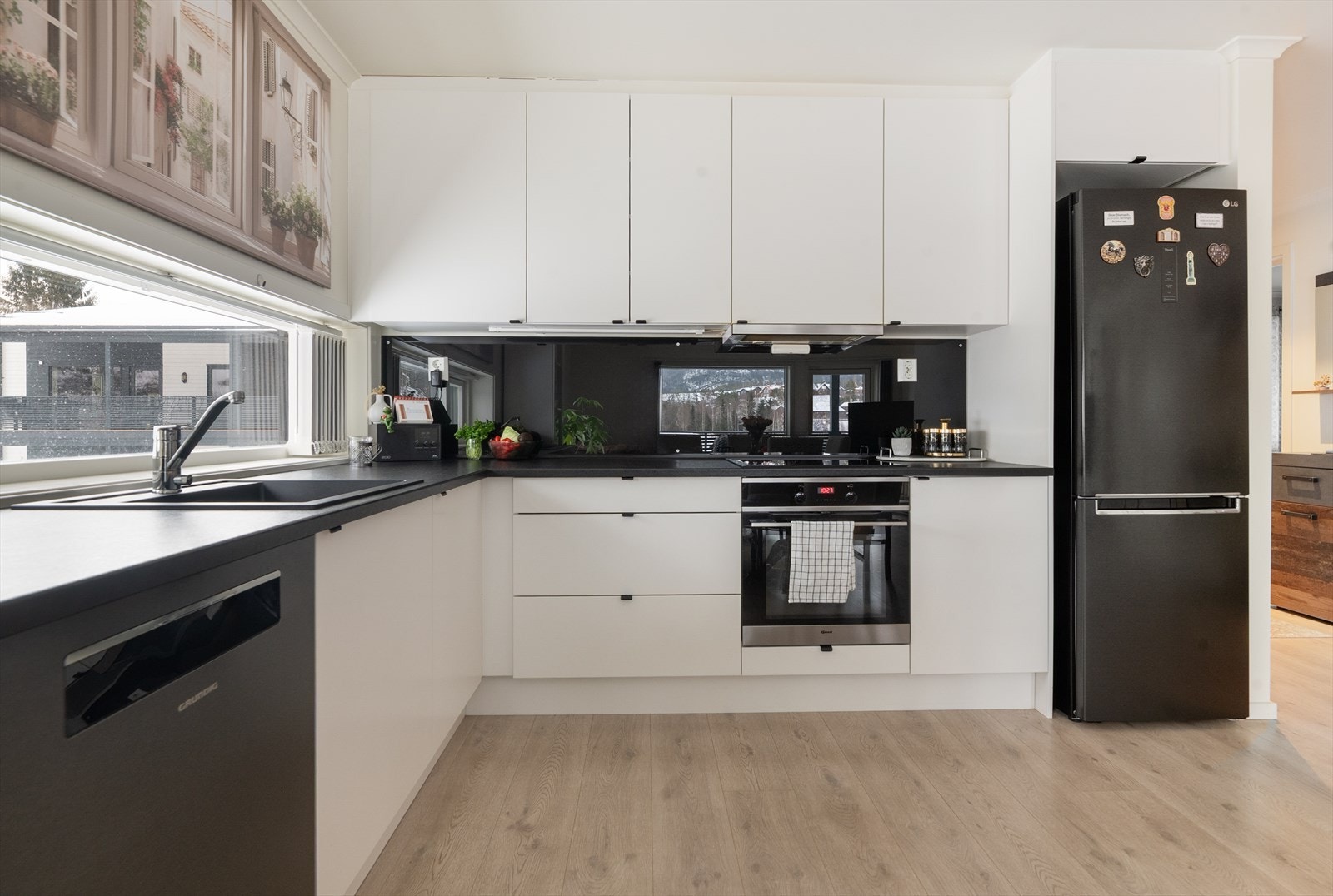 Kjøkkenet har nedfelt induksjonstopp og stekeovn, samt at det er avsatt plass til oppvaskmaskin og kjøl/fryseskap. Over kokesonen er det ventilator med avtrekk ut. Galleribilde