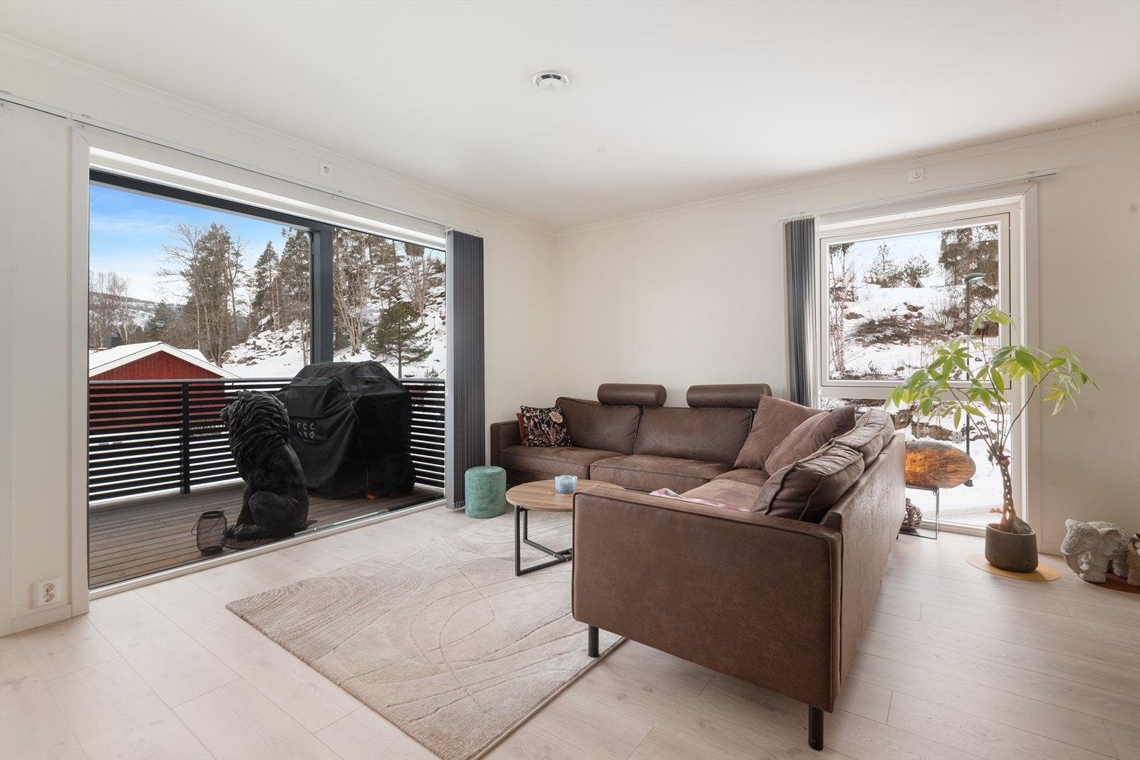 De store vindusflatene som går helt ned til gulvet sikrer godt med dagslys, og er utstyrt med lameller som kan trekkes for når man ønsker det. Stua har god plass til sofagruppe og annen mindre møblering, samt spisestue inntil kjøkkenet. Galleribilde