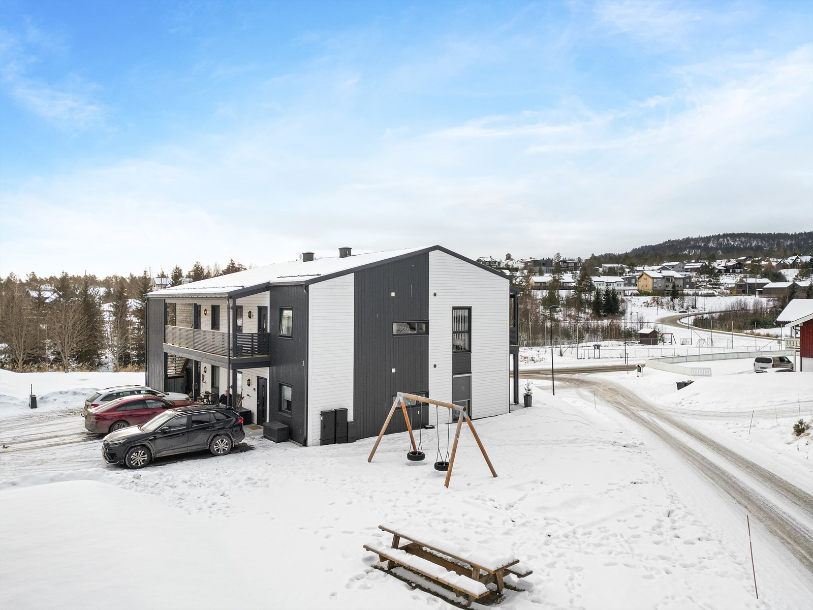 Hyggelige, felles grøntarealer med lekeplass og sitteplasser. Galleribilde