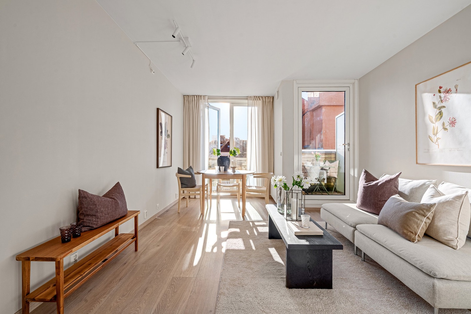 Leiligheten har en gjennomgående god standard med lysmalte overflater og parkett på gulv. Galleribilde