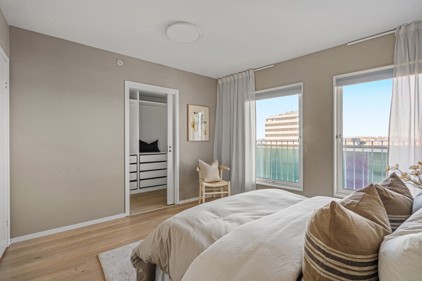 Walk in closet i tilknytning til soverommet. Galleribilde