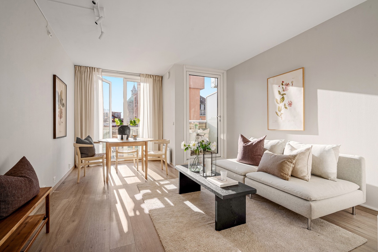 Leiligheten ligger i 7. etasje i blokken og har flott utsyn og mye naturlig lys. Galleribilde