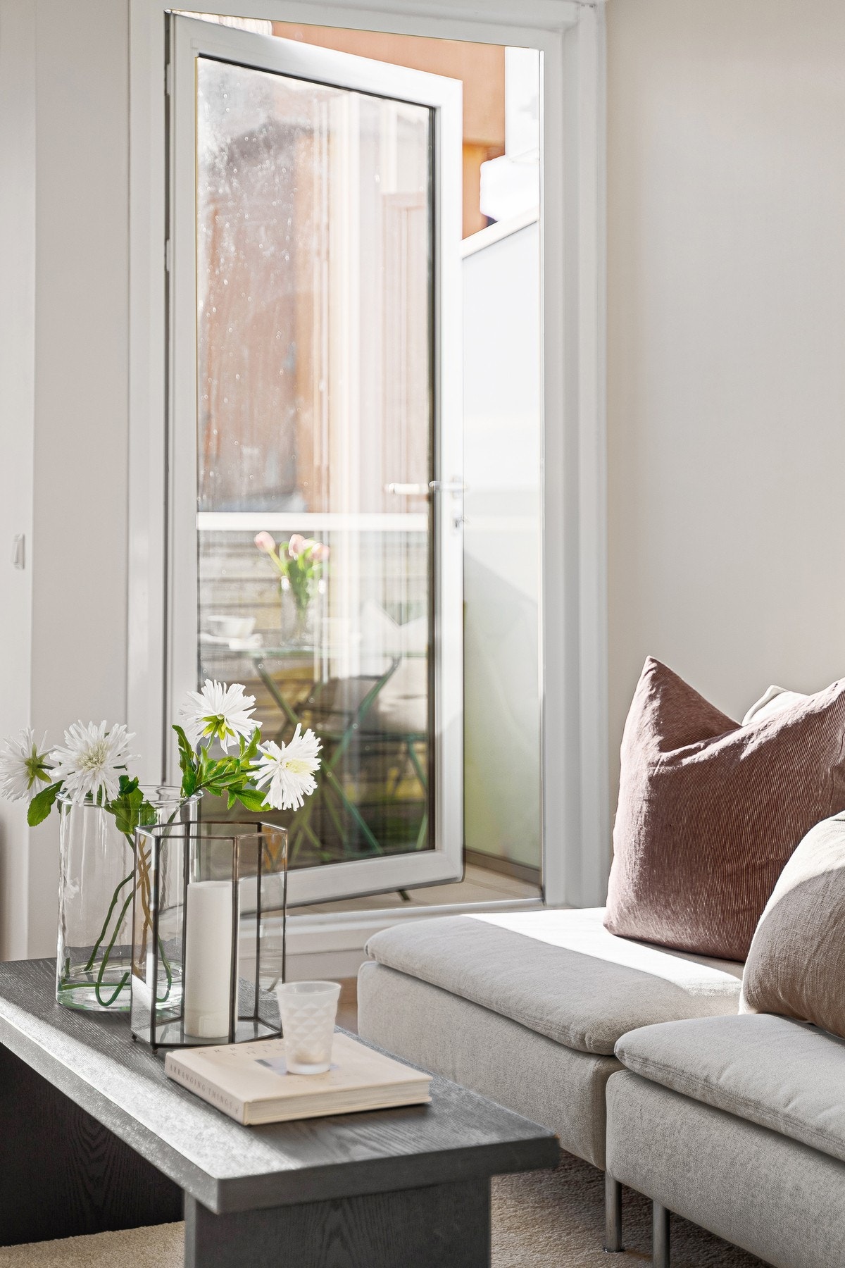 Fra stuen er det utgang til balkong. Galleribilde