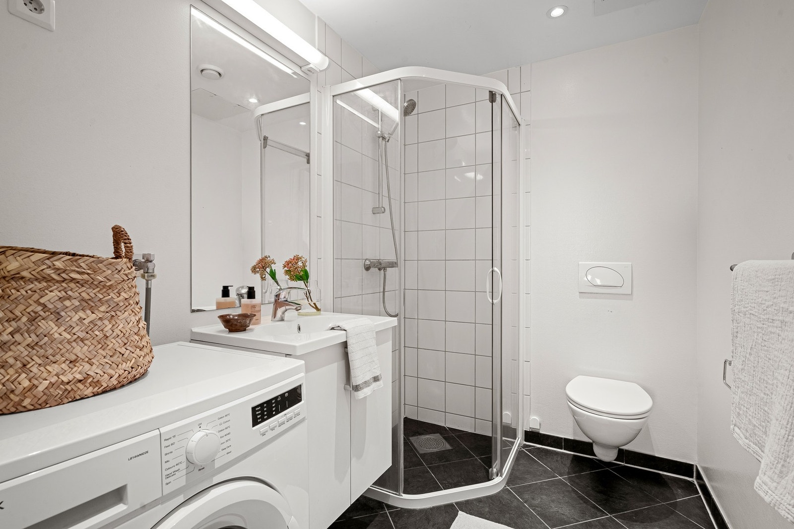 Tidløst bad med romslig dusjhjørne. Galleribilde