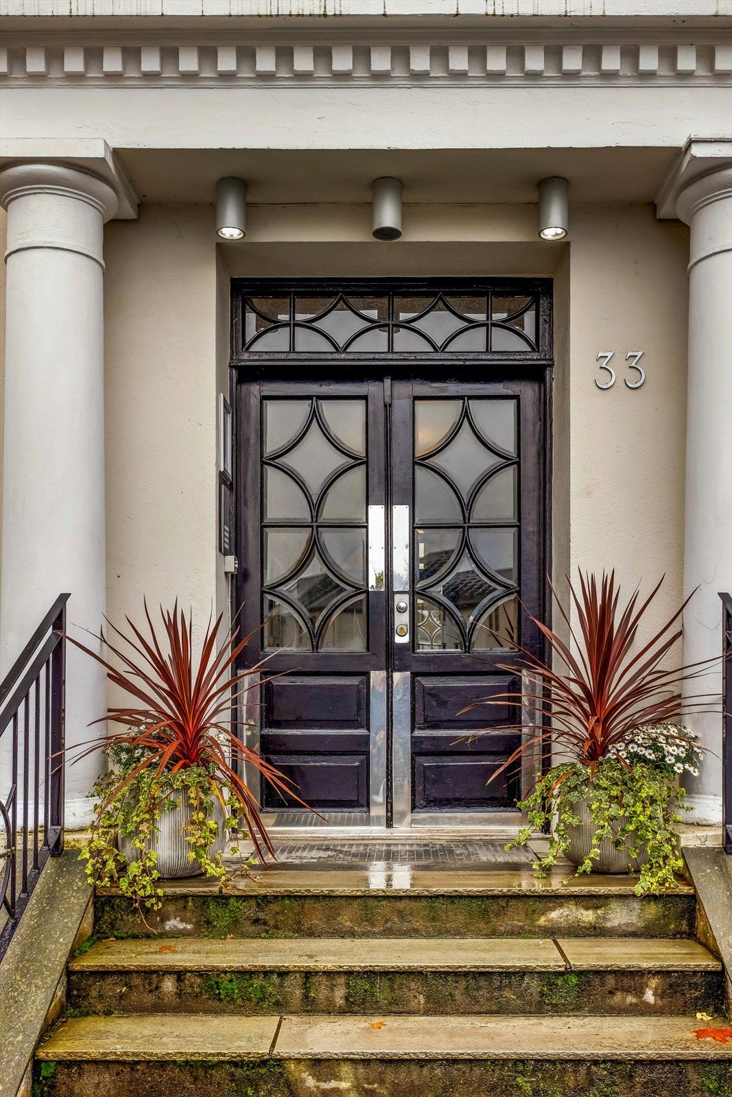 Et innbydende og representativt inngangsparti ønsker deg velkommen hjem. Galleribilde