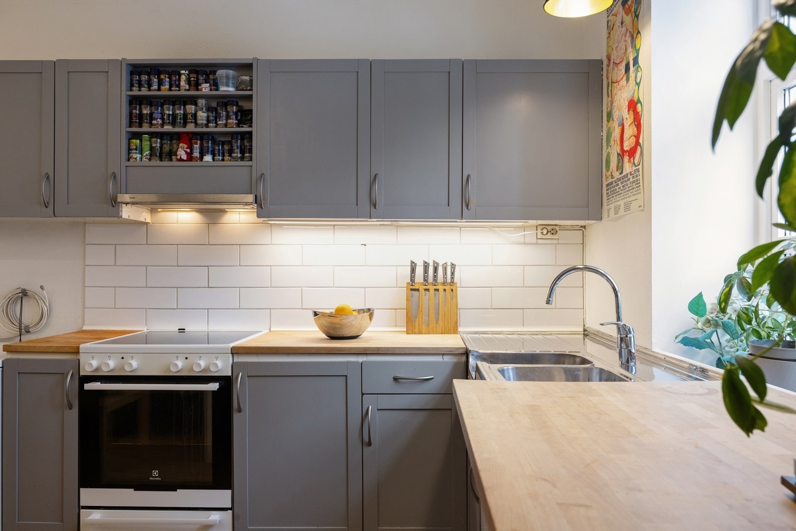 Godt med skapplass gir rikelig med oppbevaring på kjøkkenet. Galleribilde