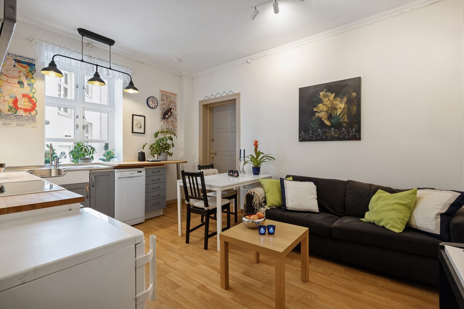 Kjøkkenet er leilighetens sosiale sone, med plass til både sofagruppe og spisebord. Galleribilde