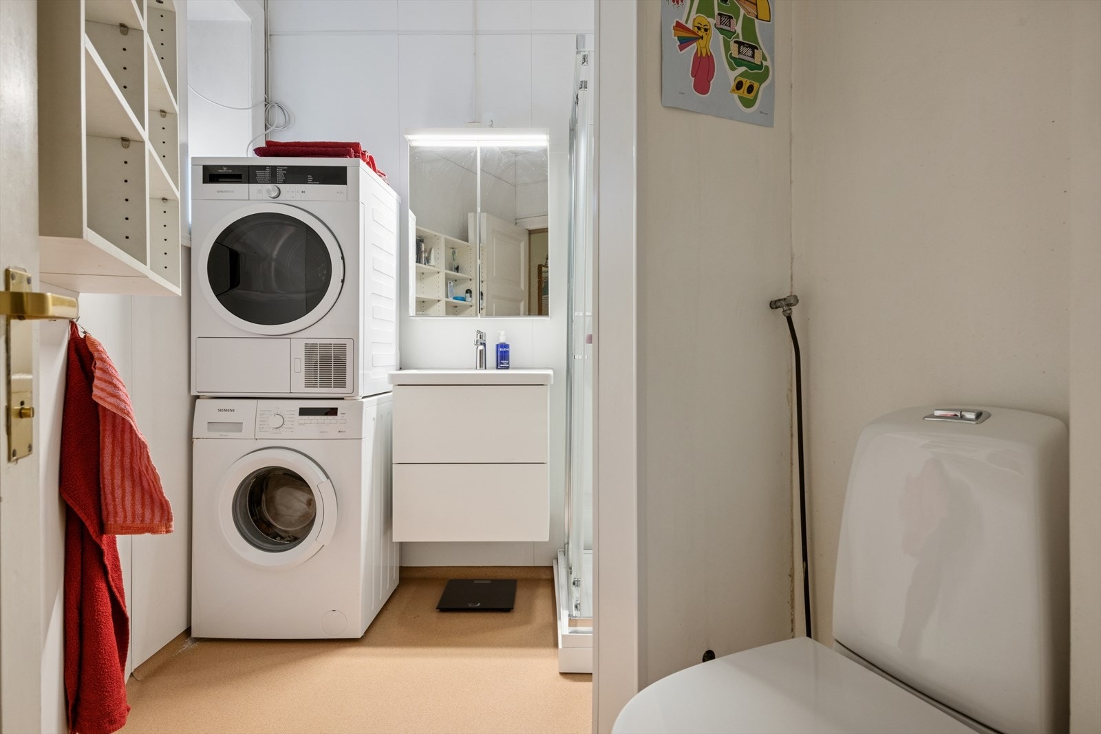 Badet er oppgradert de siste tre årene med ny baderomsinnredning og toalett. Galleribilde